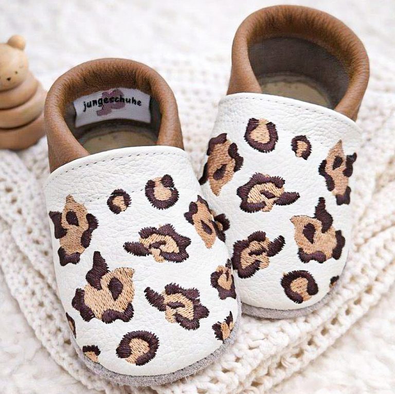 108. Lederpuschen Leoprint creme/hellbraun – personalisierbar mit Namen 108. Lederpuschen Leoprint creme/hellbraun – personalisierbar mit Namen