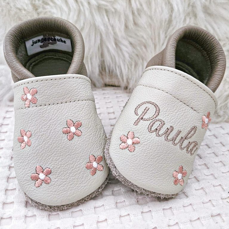 106. Lederpuschen Blumen kieselgrau/sand – personalisierbar mit Namen 106. Lederpuschen Blumen kieselgrau/sand – personalisierbar mit Namen