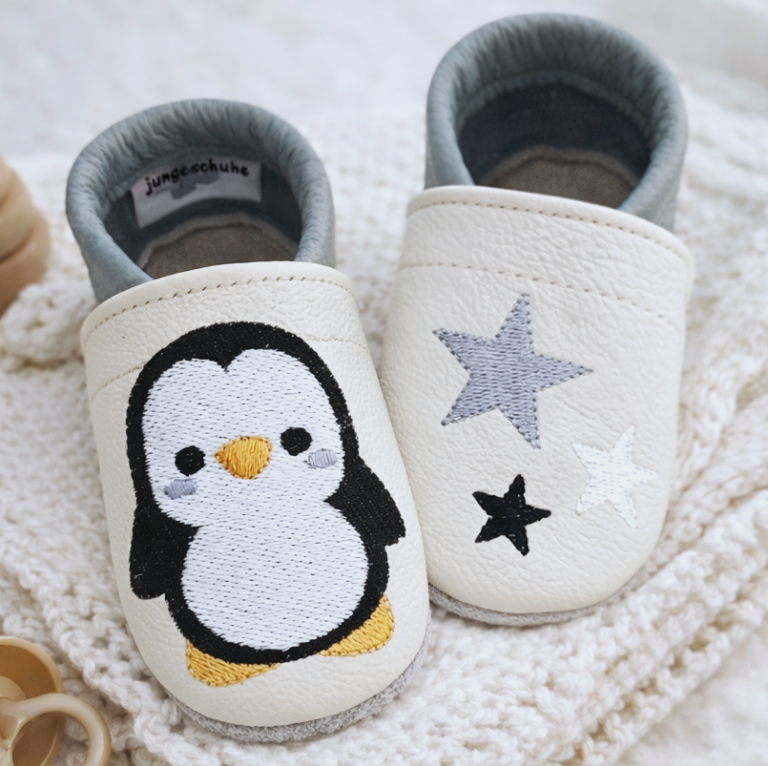 117. Lederpuschen Pinguin kieselgrau/taubenblau – personalisierbar 117. Lederpuschen Pinguin kieselgrau/taubenblau – personalisierbar