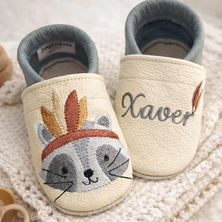 112. Lederpuschen Bohowaschbär beige/taubenblau – personalisierbar mit Namen 112. Lederpuschen Bohowaschbär beige/taubenblau – personalisierbar mit Namen