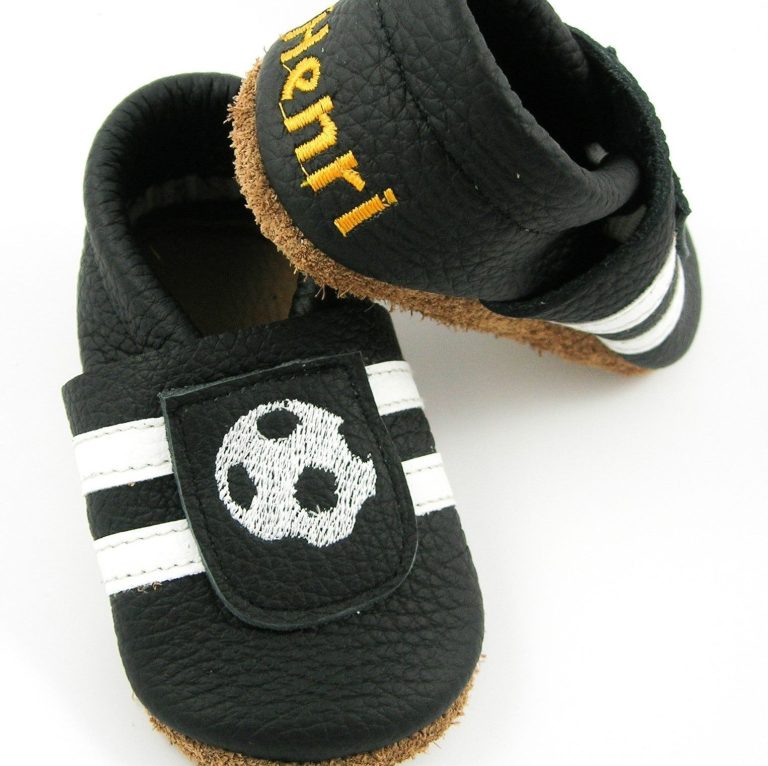 53.Lederpuschen Fußballschuhe schwarz/gelb – personalisierbar mit Namen 53.Lederpuschen Fußballschuhe schwarz/gelb – personalisierbar mit Namen