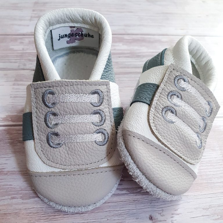 14. Lederpuschen Sneaker weiß/hellgrau/taubenblau – personalisierbar mit Namen 14. Lederpuschen Sneaker weiß/hellgrau/taubenblau – personalisierbar mit Namen