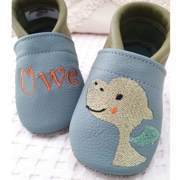 119. Lederpuschen Dino taubenblau/pistazie – personalisierbar 119. Lederpuschen Dino taubenblau/pistazie – personalisierbar