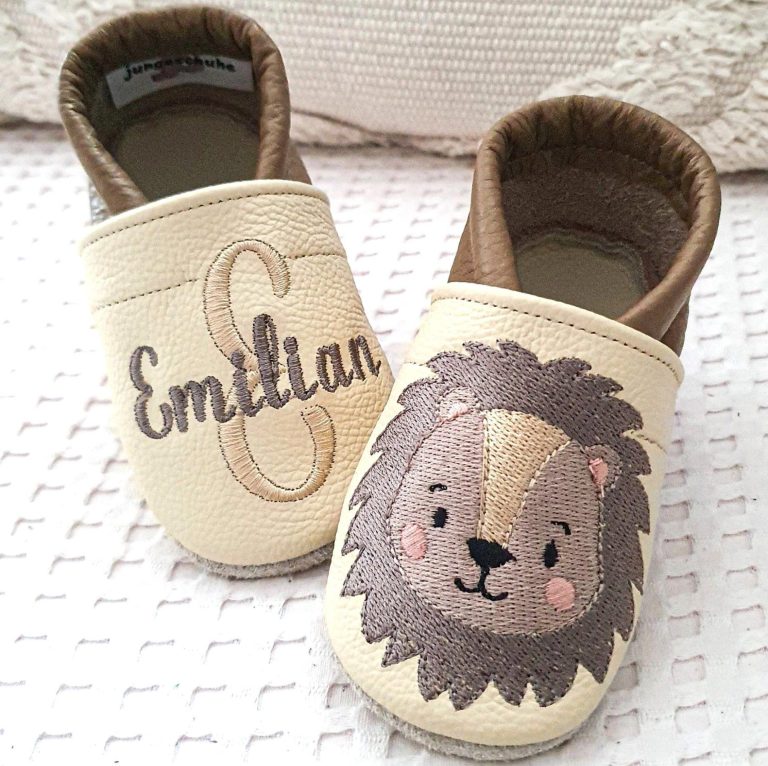 125. Lederpuschen Löwe beige/schokobraun – personalisierbar 125. Lederpuschen Löwe beige/schokobraun – personalisierbar