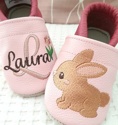 Detailaufnahme von Naht und Stickerei der Lederpuschen.
