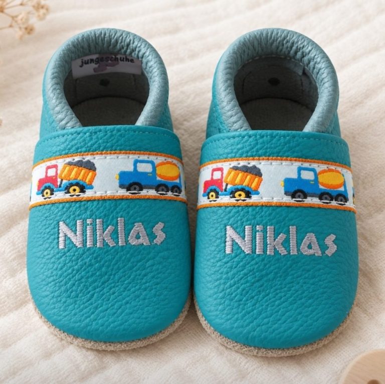 Lederpuschen in türkis/taubenblau mit Webband, personalisierbar mit Namen Lederpuschen in türkis/taubenblau mit Webband, personalisierbar mit Namen