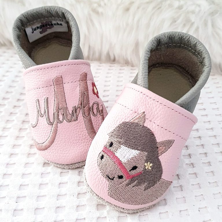 44. Lederpuschen Pferdchen mit Monogramm & Blume rosa/hellgrau – personalisierbar 44. Lederpuschen Pferdchen mit Monogramm & Blume rosa/hellgrau – personalisierbar