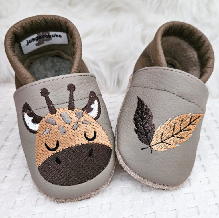 9. Lederpuschen Vogel & Blume kieselgrau/hellcappuccino – personalisierbar mit Namen 9. Lederpuschen Vogel & Blume kieselgrau/hellcappuccino – personalisierbar mit Namen