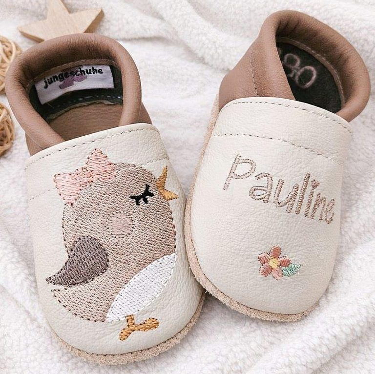 9. Lederpuschen Vogel & Blume kieselgrau/hellcappuccino – personalisierbar mit Namen 9. Lederpuschen Vogel & Blume kieselgrau/hellcappuccino – personalisierbar mit Namen