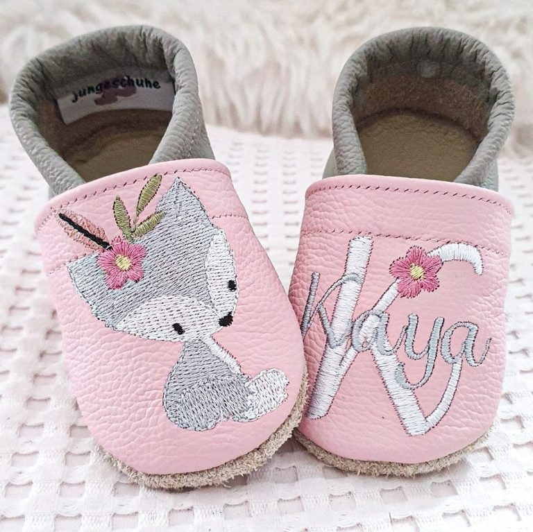 99. Lederpuschen Bohofuchs mit Monogramm rosa/hellgrau – personalisiertbar mit Namen 99. Lederpuschen Bohofuchs mit Monogramm rosa/hellgrau – personalisiertbar mit Namen