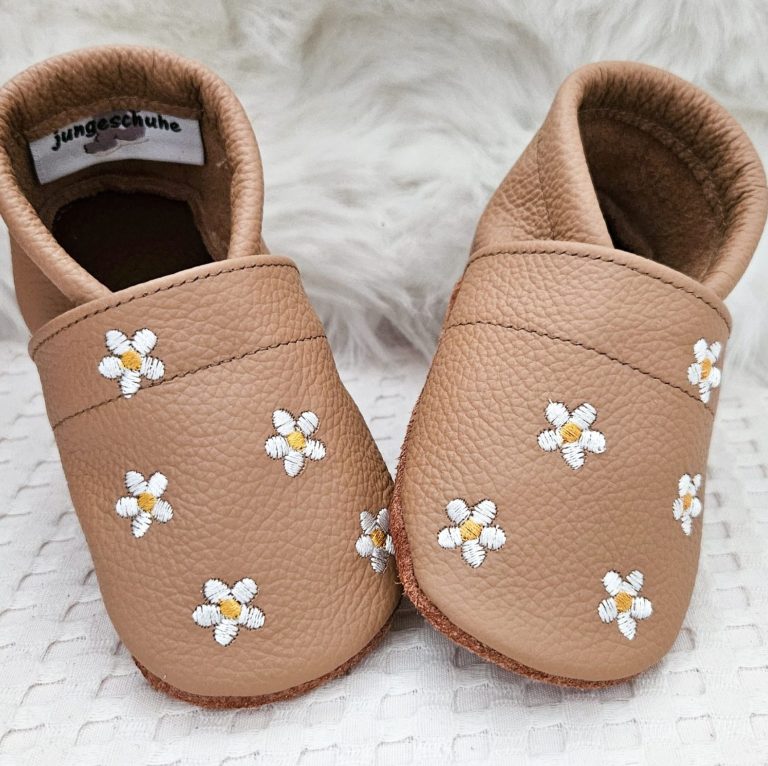 26. Lederpuschen Blumen hellbraun–personalisierbar mit Namen 26. Lederpuschen Blumen hellbraun–personalisierbar mit Namen