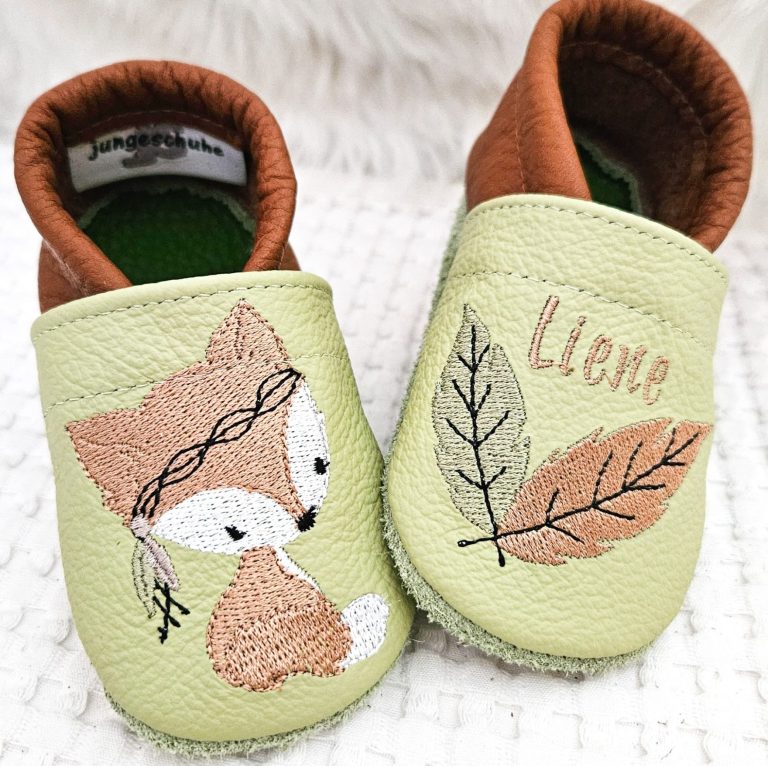 105. Lederpuschen Bohofuchs & Blätter pastellgrün/nussbraun – personalisierbar mit Namen 105. Lederpuschen Bohofuchs & Blätter pastellgrün/nussbraun – personalisierbar mit Namen
