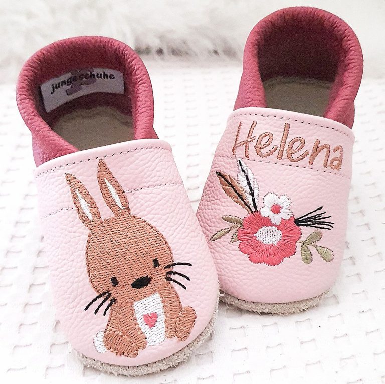 51. Lederpuschen Hase & Blumen rosa/altrosa – personalisierbar 51. Lederpuschen Hase & Blumen rosa/altrosa – personalisierbar