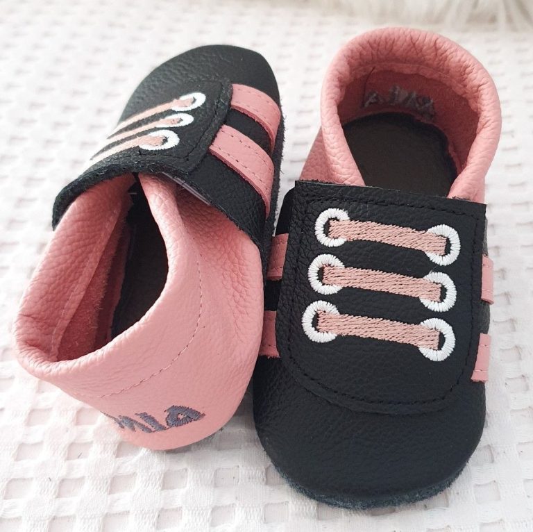 43. Lederpuschen Sneaker schwarz/lachsrosa – personalisierbar mit Namen 43. Lederpuschen Sneaker schwarz/lachsrosa – personalisierbar mit Namen