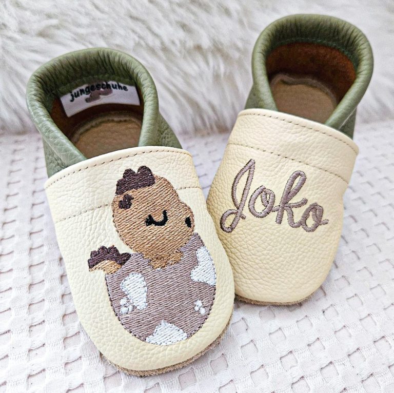 102. Lederpuschen Dino im Ei beige/pistazie – personalisierbar 102. Lederpuschen Dino im Ei beige/pistazie – personalisierbar