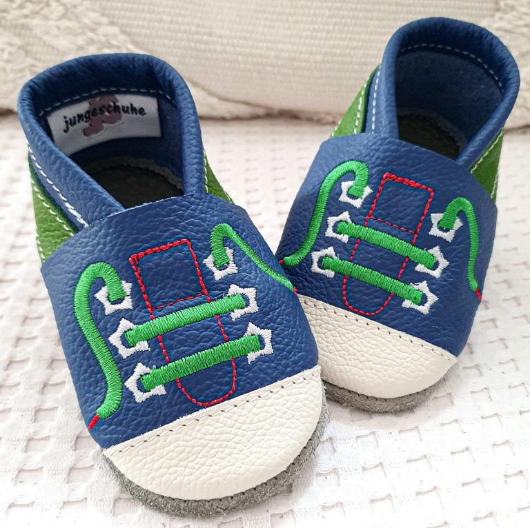 21. Lederpuschen Sneaker jeansblau/creme/grasgrün – personalisierbar mit Namen 21. Lederpuschen Sneaker jeansblau/creme/grasgrün – personalisierbar mit Namen