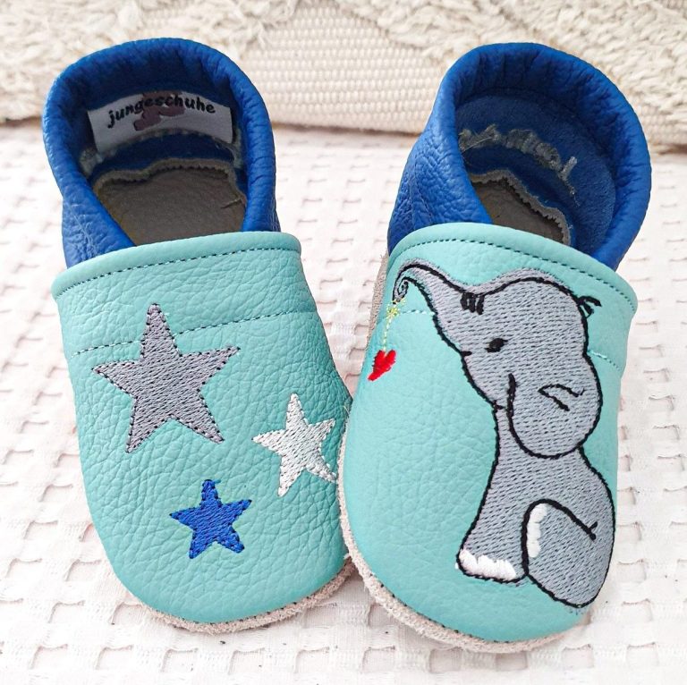 22. Lederpuschen Elefant & Sterne hellblau/royalblau – personalisierbar mit Namen 22. Lederpuschen Elefant & Sterne hellblau/royalblau – personalisierbar mit Namen