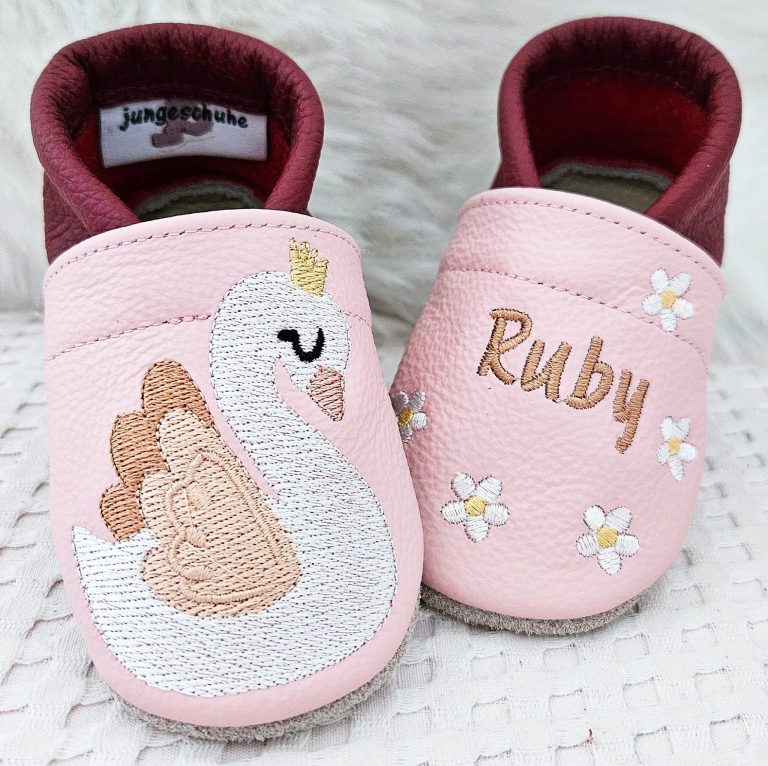 156. Lederpuschen Schwan & Blümchen rosa/dunkelrot – personalisierbar 156. Lederpuschen Schwan & Blümchen rosa/dunkelrot – personalisierbar