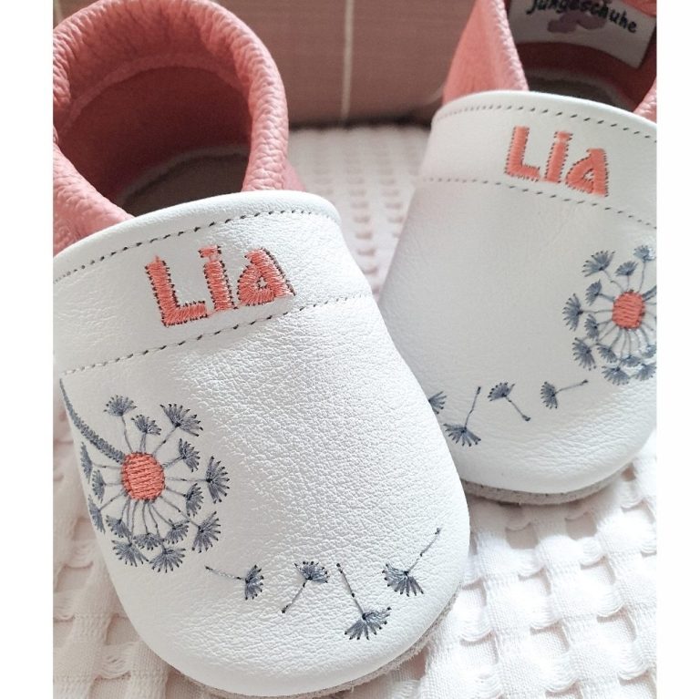 35. Lederpuschen Pusteblume weiß/lachsrosa – personalisierbar mit Namen 35. Lederpuschen Pusteblume weiß/lachsrosa – personalisierbar mit Namen