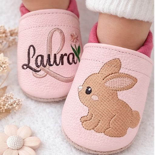 4. Lederpuschen Hase mit Monogramm & Blume Rosa/Altrosa –personalisierbar mit Namen 4. Lederpuschen Hase mit Monogramm & Blume Rosa/Altrosa –personalisierbar mit Namen