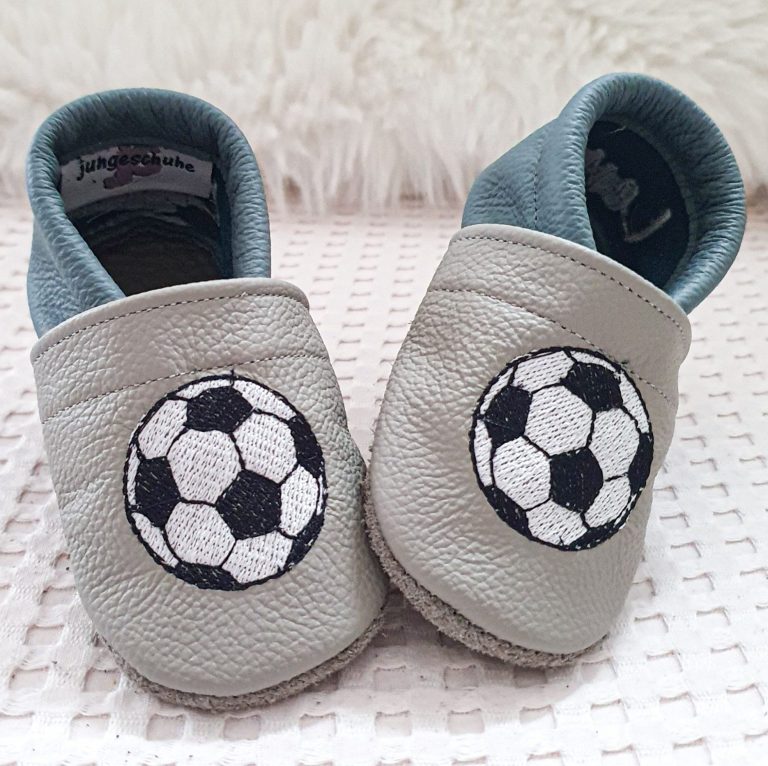 109. Lederpuschen Sneaker Fußball hellgrau/taubenblau – personalisierbar mit Namen 109. Lederpuschen Sneaker Fußball hellgrau/taubenblau – personalisierbar mit Namen