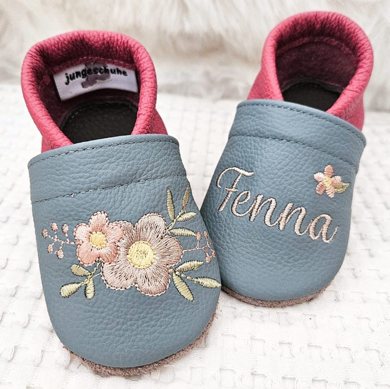 36. Lederpuschen Blumendesign & Blümchen taubenblau/altrosa – personalisierbar mit Namen 36. Lederpuschen Blumendesign & Blümchen taubenblau/altrosa – personalisierbar mit Namen
