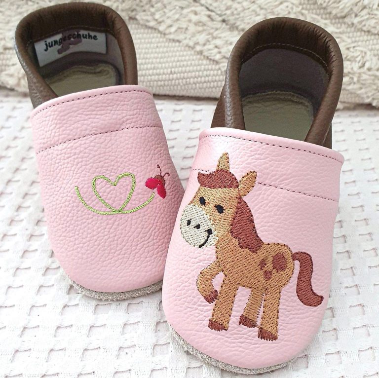 121. Lederpuschen Pferdchen & Käferherz rosa/schokobraun – personalisierbar 121. Lederpuschen Pferdchen & Käferherz rosa/schokobraun – personalisierbar