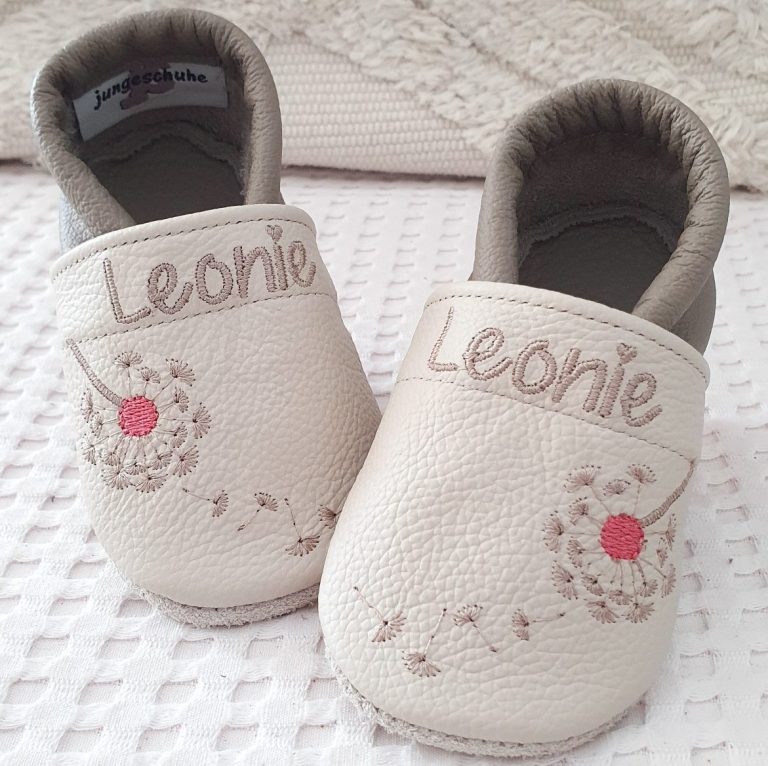 115. Lederpuschen Pusteblume kieselgrau/sand – personalisierbar mit Namen 115. Lederpuschen Pusteblume kieselgrau/sand – personalisierbar mit Namen
