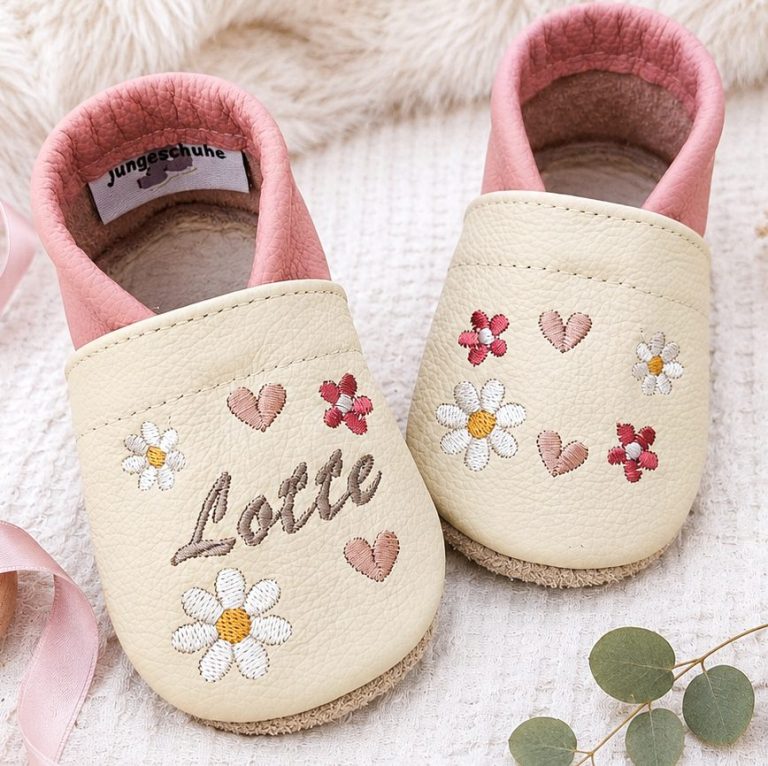9. Lederpuschen Vogel & Blume kieselgrau/hellcappuccino – personalisierbar mit Namen 9. Lederpuschen Vogel & Blume kieselgrau/hellcappuccino – personalisierbar mit Namen
