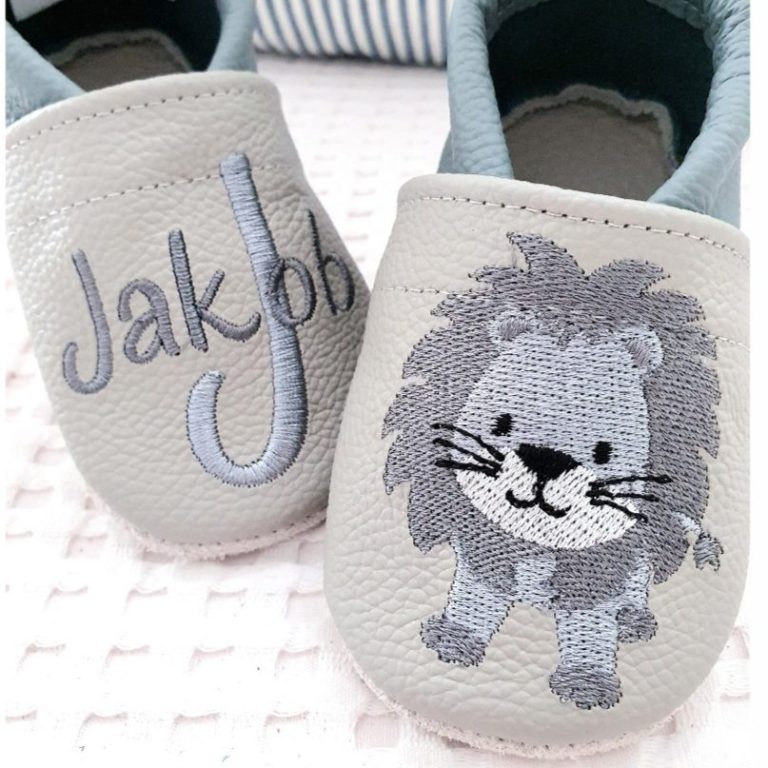 153. Lederpuschen Löwe hellgrau/taubenblau – personalisierbar, 34 EUR 153. Lederpuschen Löwe hellgrau/taubenblau – personalisierbar, 34 EUR