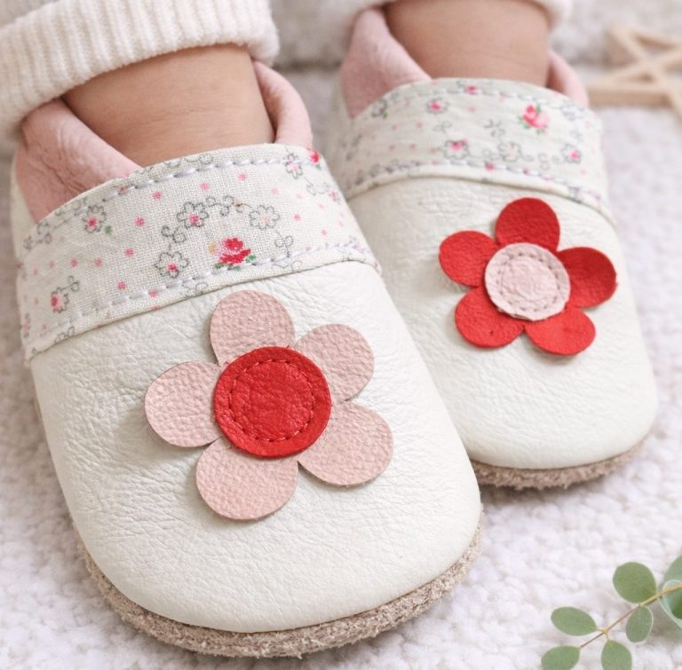 1. Lederpuschen Blume & Stoffborte weiß/rosa – personalisierbar mit Namen 1. Lederpuschen Blume & Stoffborte weiß/rosa – personalisierbar mit Namen