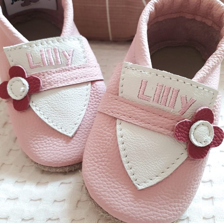 75. Lederpuschen Latz, Blume & Name rosa/weiß – personalisierbar mit Namen 75. Lederpuschen Latz, Blume & Name rosa/weiß – personalisierbar mit Namen