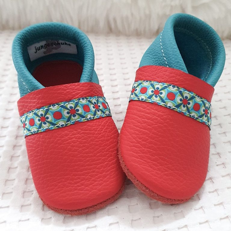 7. Lederpuschen Krankenwagen hellgrau/hellcappuccino – personalisierbar Krabbelschuhe mit Namen 7. Lederpuschen Krankenwagen hellgrau/hellcappuccino – personalisierbar Krabbelschuhe mit Namen