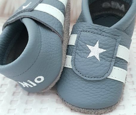 Sneaker & Sterne handgemachte Lederpuschen mit Fahrzeugmotiv, personalisierbar