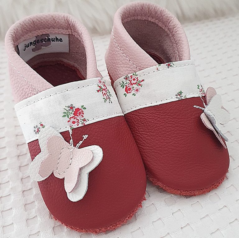73. Lederpuschen Stoffborte & Schmetterling rot/rosa – personalisierbar mit Namen 73. Lederpuschen Stoffborte & Schmetterling rot/rosa – personalisierbar mit Namen