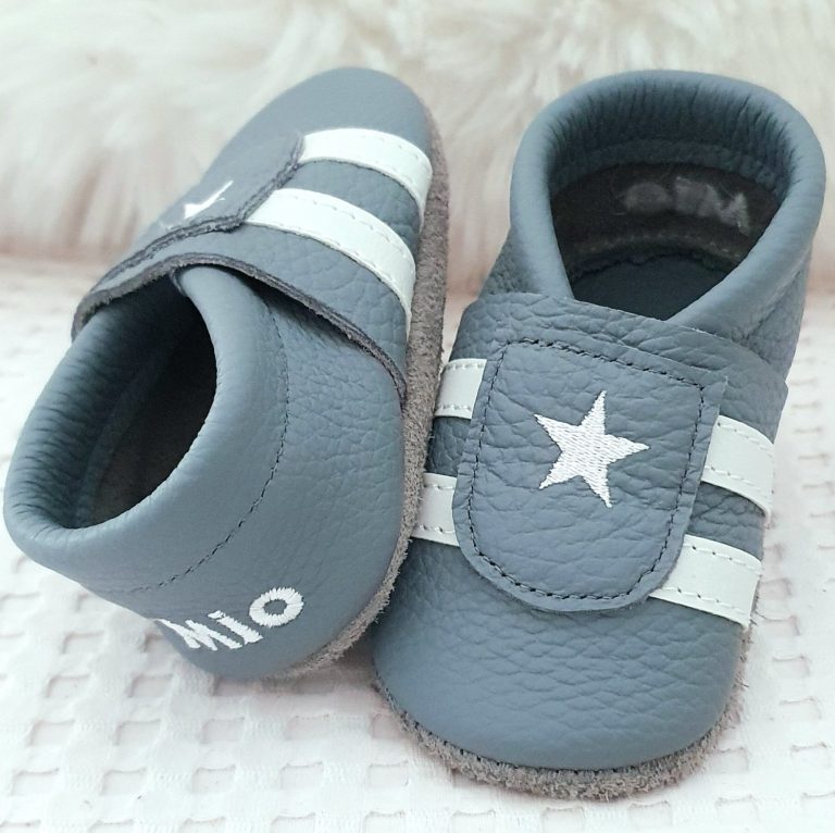 103. Lederpuschen Sneaker taubenblau – personalisierbarmit Namen 103. Lederpuschen Sneaker taubenblau – personalisierbarmit Namen