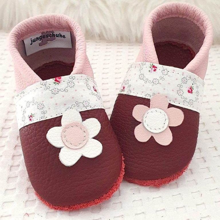 42. Lederpuschen Blume & Stoffborte bordeaux/rosa – personalisierbar mit Namen 42. Lederpuschen Blume & Stoffborte bordeaux/rosa – personalisierbar mit Namen