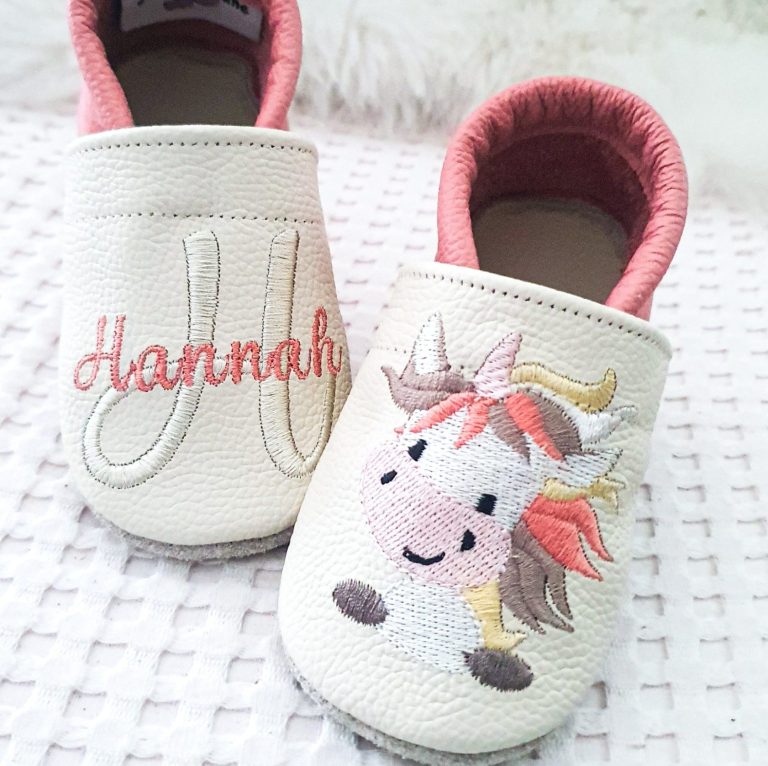 65. Lederpuschen Einhorn & Blümchen creme/lachsrosa – personalisierbar 65. Lederpuschen Einhorn & Blümchen creme/lachsrosa – personalisierbar