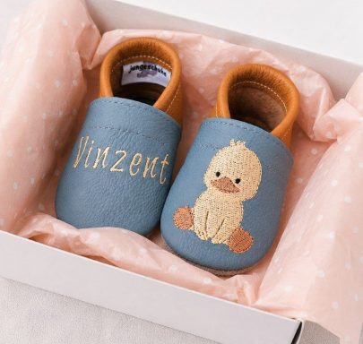 Lederpuschen dekorativ arrangiert im Kinderzimmer.