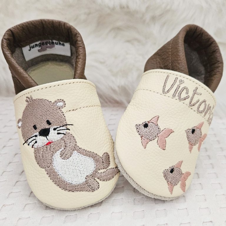 130. Lederpuschen Otter & Fische beige/cappuccino – personalisierbar 130. Lederpuschen Otter & Fische beige/cappuccino – personalisierbar