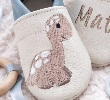 Bestseller handgemachte Lederpuschen mit Dino, personalisierbar