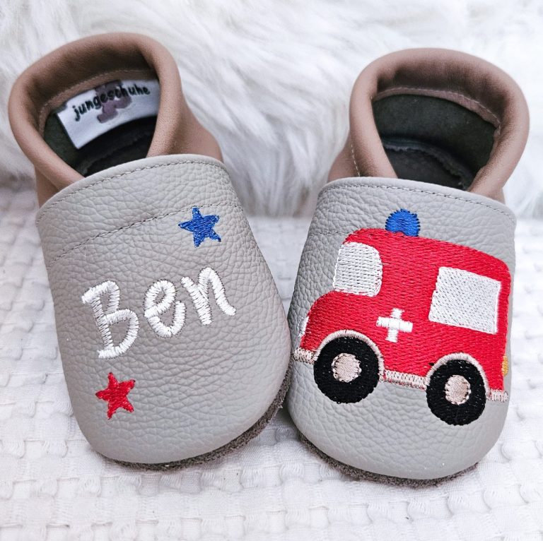 7. Lederpuschen Krankenwagen hellgrau/hellcappuccino – personalisierbar Krabbelschuhe mit Namen 7. Lederpuschen Krankenwagen hellgrau/hellcappuccino – personalisierbar Krabbelschuhe mit Namen