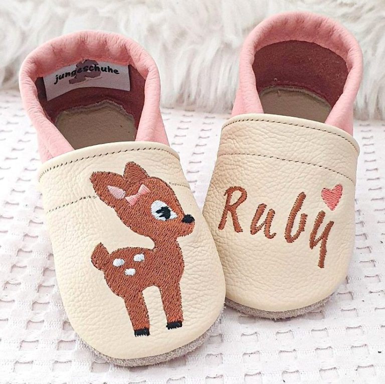 82. Lederpuschen Reh & Herz beige/rosa – personalisierbar 82. Lederpuschen Reh & Herz beige/rosa – personalisierbar
