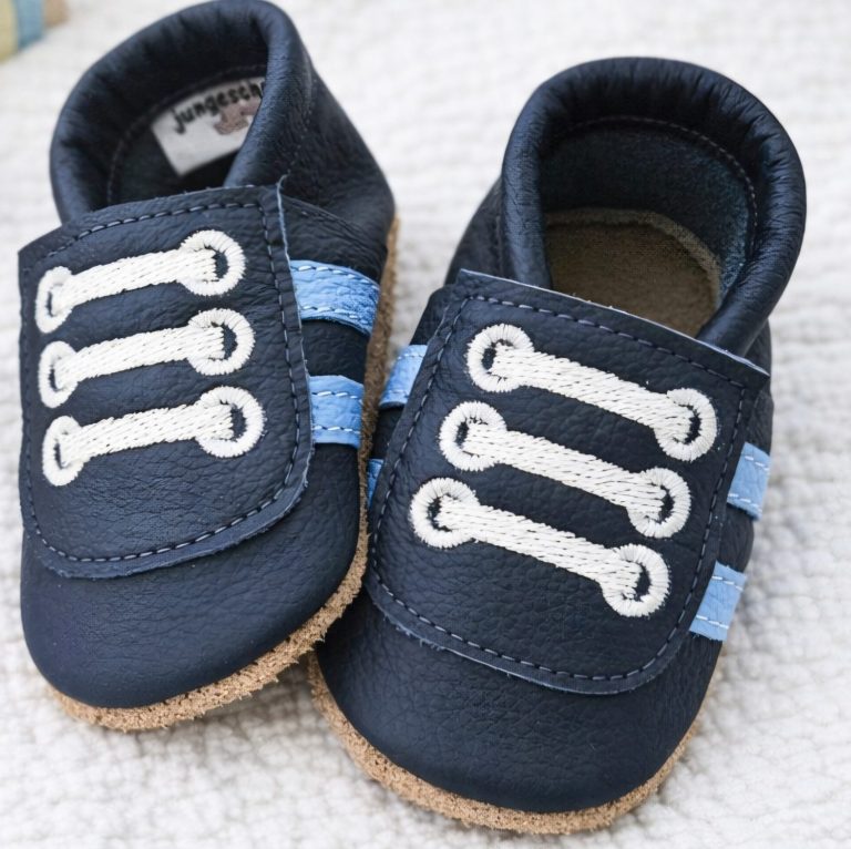 93. Lederpuschen Sneaker dunkelblau – personalisierbar mit Namen 93. Lederpuschen Sneaker dunkelblau – personalisierbar mit Namen
